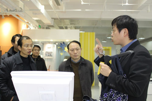 参观领导询问RFID智能零售系统运作细节