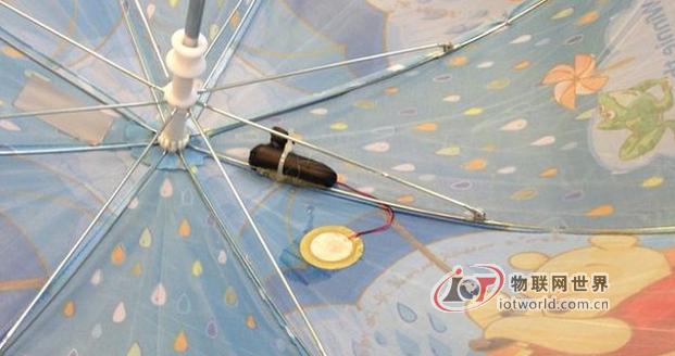 荷兰科学家给雨伞装上传感器变身雨量计