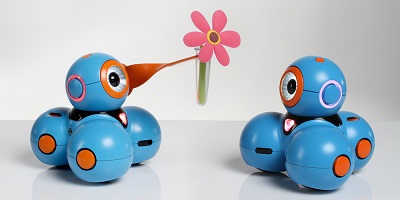 　　没有仿真机器人逼真的震撼，也没有陪护类机器人对情感的敏锐捕捉，如今出现教育市场的海量机器人更多被视作类似玩具的存在。