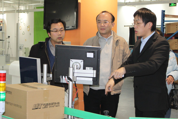 张建副局长观看利奥创新科技RFID自动识别系统演示