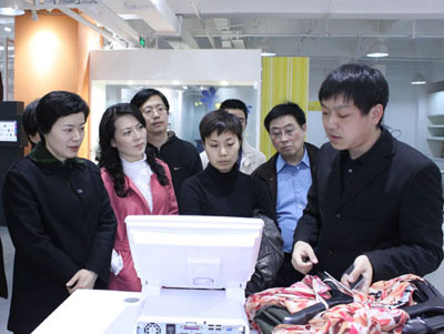 众领导仔细聆听介绍智能收银系统