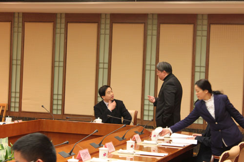 利奥创新科技公司李崇志先生与朱民阳书记交谈