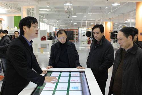 利奥创新科技工作人员介绍RFID服饰目录系统