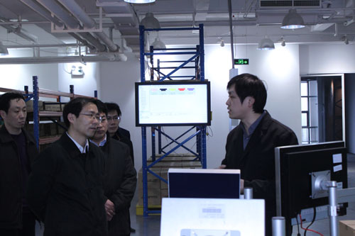 利奥创新科技工作人员向省委研究室官员介绍RFID自动识别系统