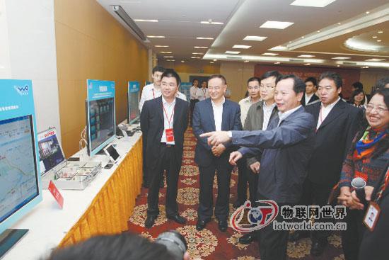 徐建华等参观“智慧城市”应用展示区