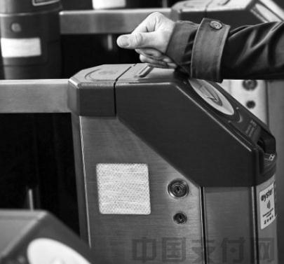 英国推出植入bPay支付芯片的可穿戴支付夹克衫：挥动袖子即可付款