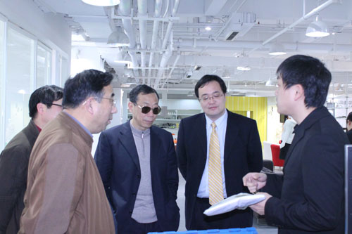 利奥创新科技工作人员向张副主任一行讲解RFID系统在服装行业的应用