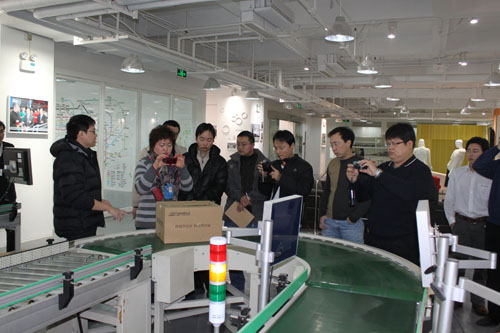 培训班学员正在进行实践观摩。