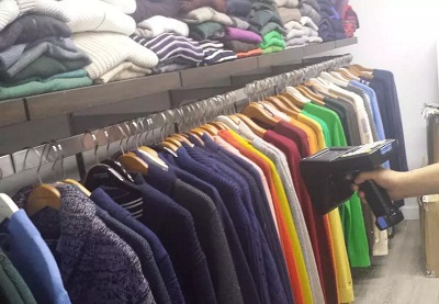 Tommy Hilfiger作为全球顶尖的高端生活品牌之一,为全世界的消费者提供一流的款式、品质及价值。Etagtron为其提供RFID样衣管理整体解决方案,包括:RFID服装电子吊牌制作及附码方案、样衣仓储管理方案、样衣单品找货方案。