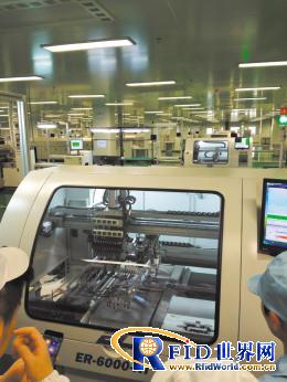 中国西安高新区长安通讯产业园中，坐落着西部最大的智能手机终端基地，这座由中兴通讯投产的工厂车间里，25条全自动化的生产线正在高速运转，只需要40多分钟一台星星2号手机就被组装完成。