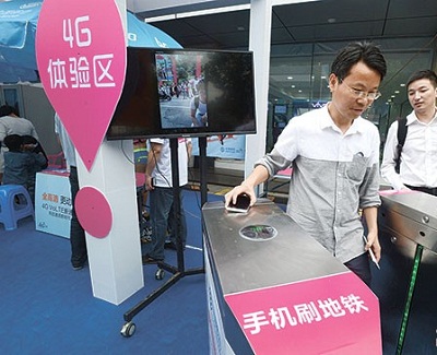 　　5月17日，世界电信日，市民在地铁2号线4G体验区感受用手机刷卡过闸机乘地铁的便捷。预计2个月后，长沙将进入手机刷卡坐地铁时代。 