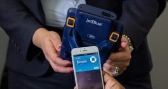 这边苹果7月14号刚刚宣布走出美国，迈向腐国;那边三星就在17早上宣布：已经开始在韩国部分Galaxy S6和Galaxy S6 Plus用户中测试三星移动支付(Samsung Pay)的服务，并有传言说，这项服务将在8月份与Galaxy Note5一同登场。