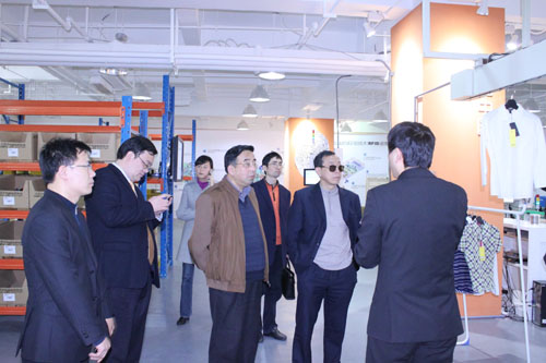 利奥创新科技工作人员为领导们介绍华东第一条挂衣运输带