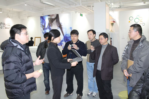 指导老师正向学员讲解利奥创新科技公司的RFID系统运作原理