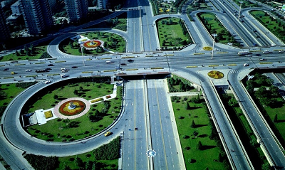 　　6月5日，法国里尔市智能交通负责人阿莱克斯.洛维钮与巴黎矿业大学克劳德·洛赫左教授于北京法国文化中心举办题为《智能交通在应对气候失常领域的作用》的讲座，介绍了法国在交通智能化方面的技术、思路和发展状况。洛赫左称，智能交通对城市生活所带来的改变是颠覆性的，可以为拥堵、空气污染、交通安全等一系列问题带来有效解决方案。