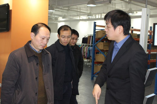 利奥创新科技工作人员为吴肇明处长演示读取卡板RFID标签，实现自动入库