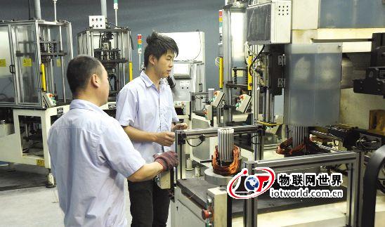 工作人员正在调试设备。