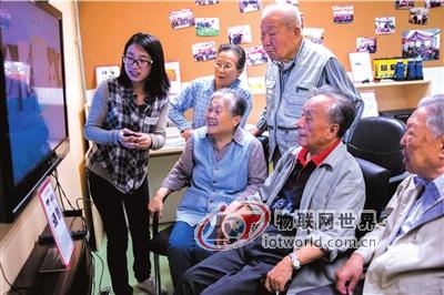 在社区养老院内，志愿者教老人们怎样视频聊