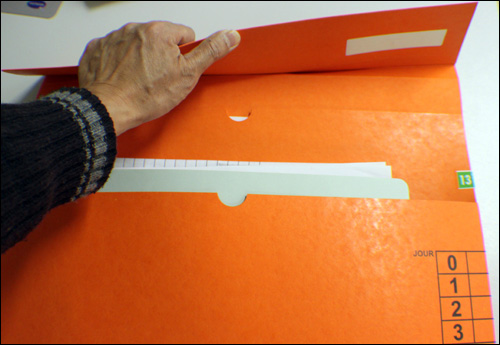 粘贴tageos RFID标签的文件夹