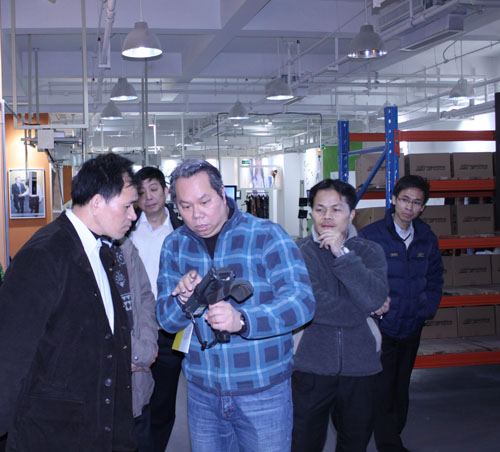 利奥创新科技首席执行官李崇志先生指引庄副总经理查看RFID数据读取
