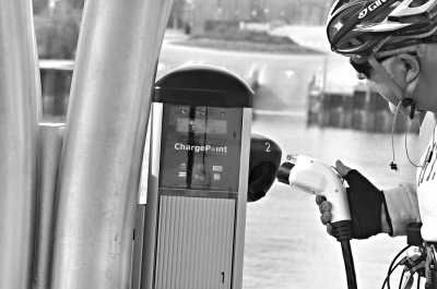 美国芝加哥正在建设中的太阳能电动汽车智能充电站。新华社发蒋新彤 摄