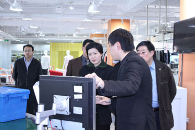 利奥创新科技工作人员现场演示RFID自动识别系统
