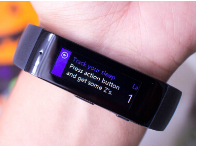 4月17日消息，据国外媒体报道，正当Apple Watch成为科技界炙手可热的产品时，微软发布了自己的智能手环，而且比起Apple Watch来说价格更为亲民，业内人士预计微软的这款新产品将削减Apple Watch在可穿戴产品上的优势。