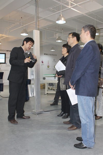 常熟市科技局官员认真听取利奥创新科技工作人员介绍RFID读取技术