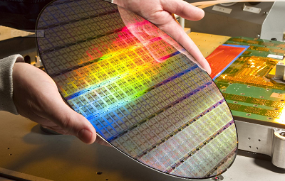 全球半导体业发展已历近50年,在PC、互联网及移动终端等的推动下,销售额已经达到近3500亿美元。当下业界讨论较多的是摩尔定律日益逼近终点,晶圆尺寸继续缩小还能带来多少红利?英特尔、三星已进入14纳米制程量产,而台积电在今年第二季度将进入16纳米制程量产,未来的竞争焦点已移至10纳米制程节点。尽管到目前为止,10纳米制程的工艺解决方案可能尚没有一家能说得清晰,但是无论如何全球半导体业中的趋势是“大者恒大”。由此看来,英特尔、三星及台积电将呈三足鼎立态势。近些年来全球半导体业中的投资就是它们三家在同台比武,其他人似乎都成了“旁观者”。