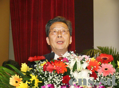 日本停车协会董事长野口健夫在论坛上发表演讲