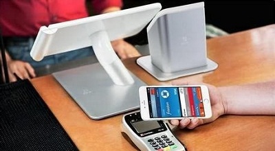 这边苹果7月14号刚刚宣布走出美国，迈向腐国;那边三星就在17早上宣布：已经开始在韩国部分Galaxy S6和Galaxy S6 Plus用户中测试三星移动支付(Samsung Pay)的服务，并有传言说，这项服务将在8月份与Galaxy Note5一同登场。