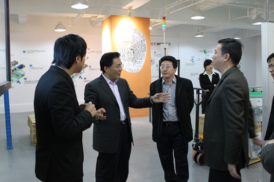 江苏省科技厅朱克江厅长与利奥创新科技技术人员交流看法