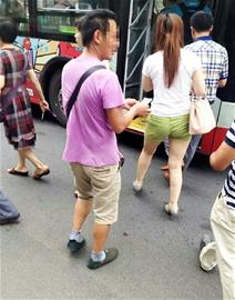 借口换零钱帮人刷公交卡 男子半小时“赚”几十元