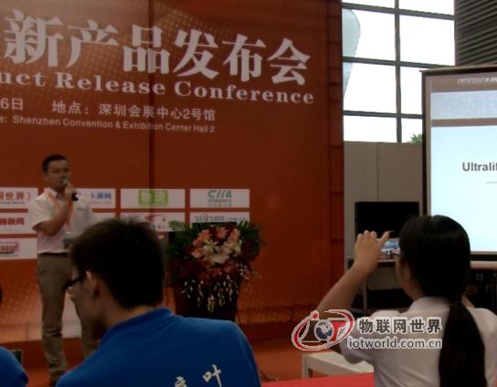 艾博尔超薄电池研发工程师周绍军在新产品发布会现场
