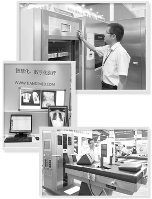 　　一位工作人员在演示过氧化氢低温等离子体灭菌器。