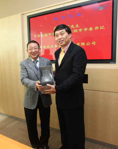 利奥集团主席梁镇华先生向朱民阳书记致送纪念品。