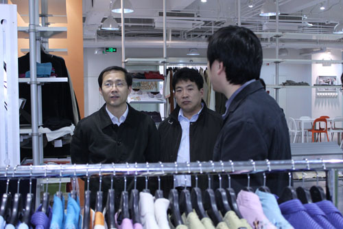 利奥创新科技工作人员介绍RFID入库检测系统