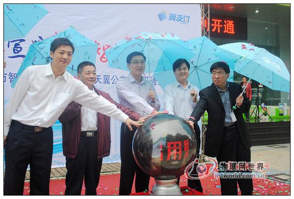 宣城智能公交系统正式启用 市民可刷手机乘公交