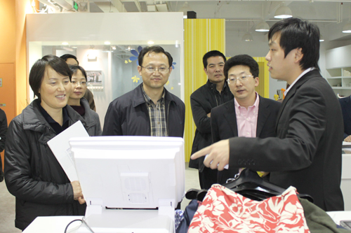 常熟市科技局张燕局长观看RFID智能收银演示