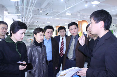 利奥创新科技工作人员向无锡领导介绍RFID标签的作用
