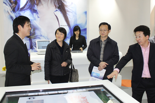 常熟市科技局张燕局长观看RFID服饰目录系统演示