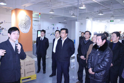 邱副市长及各位官员聆听工作人员讲解