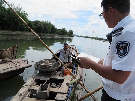 　　为有效防范和遏制渔船安全事故的发生，7月22日，绍兴市对杭甬运河皋埠段开展了渔船安全生产执法检查。