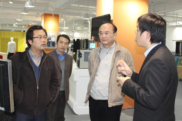 张建副局长聆听利奥创新科技工作人员介绍RFID技术应用