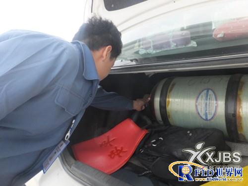 巴州11万只在用车用气瓶完成电子标签粘贴工作