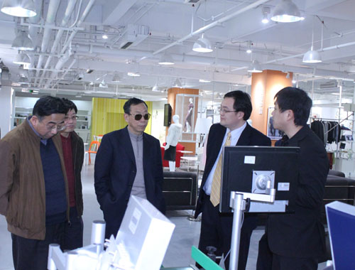 张坊副主任在RFID自动识别系统前了解情况
